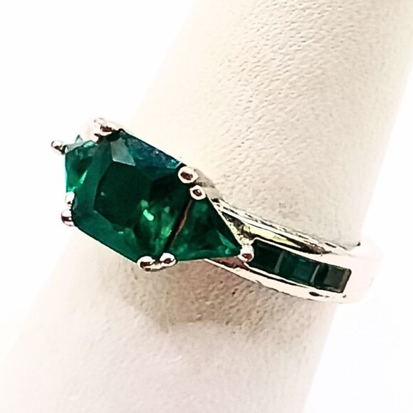 Women's Silver Plated Emerald Ring Size 6.75 Elegant Statement Cocktail Glam - Picture 2 of 8